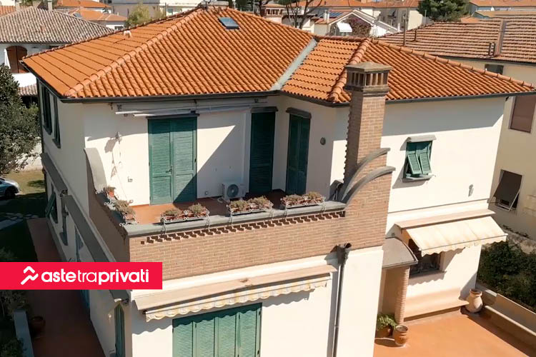 Appartamento in villa in vendita sul lungomare di Livorno